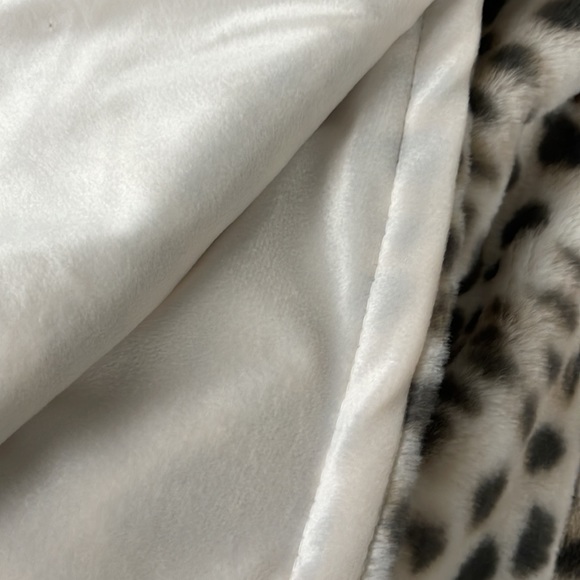 🆕💋BETSEY JOHNSON💋LUXE FAUX FUR THROW/BLANKET - Picture 5 of 9